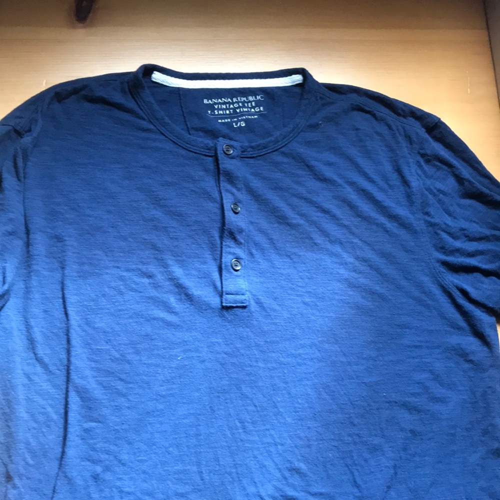 Beautiful Banana Republic Dark Blue ‘Vintage Tshirt’ with quarter button up